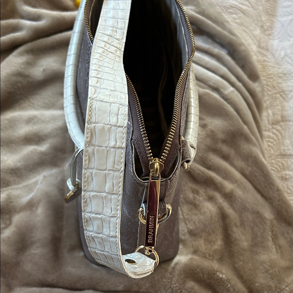 Elegant Floral Embossed Handbag - Picture 7 of 9